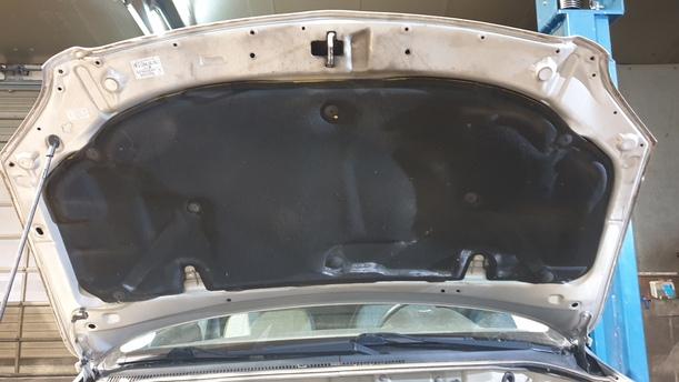 Foto: MOTORHAUBE ( 11.2008 ) eines Toyota Avensis 1.8 VVT-i Combi L