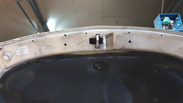 Foto: MOTORHAUBE ( 11.2008 ) eines Toyota Avensis 1.8 VVT-i Combi L
