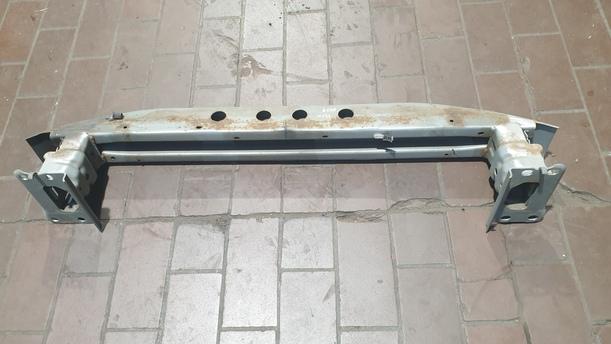 Foto: VERSTÄRKUNG VORNE eines Toyota Avensis 1.8 VVT-i Combi L