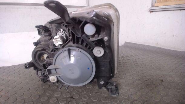 Foto: SCHEINWERFER RECHTS (KOITO) eines Toyota Avensis 1.8 VVT-i Combi LX