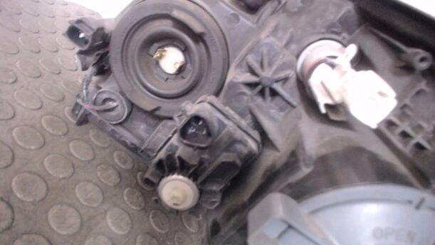 Foto: SCHEINWERFER RECHTS (KOITO) eines Toyota Avensis 1.8 VVT-i Combi LX