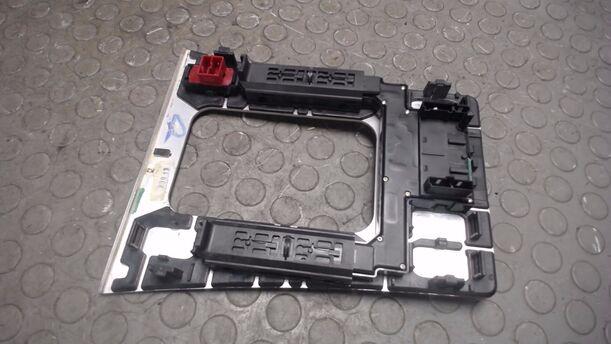 Foto: SCHALTERLEISTE / FENSTERHEBERSCHALTER eines Mercedes-Benz E 200 LX