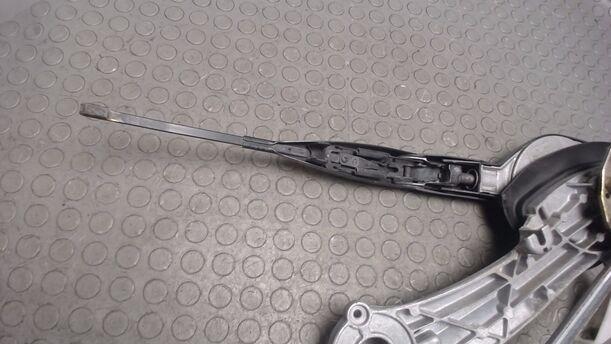Foto: SCHEIBENWISCHERGESTÄNGE ( BOSCH ) eines Mercedes-Benz E 200 LX