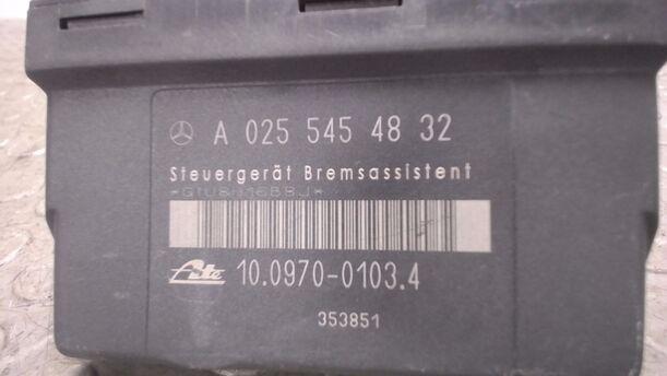 Foto: STEUERGERÄT BREMSASSISTENT eines Mercedes-Benz E 200 LX