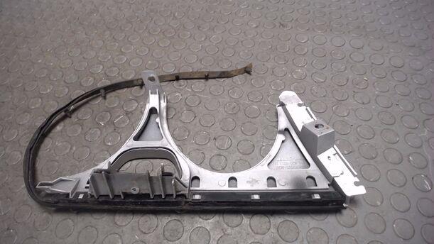 Foto: SCHEINWERFERBLENDE LINKS eines Mercedes-Benz E 200 LX