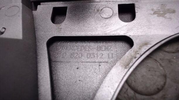 Foto: SCHEINWERFERBLENDE LINKS eines Mercedes-Benz E 200 LX