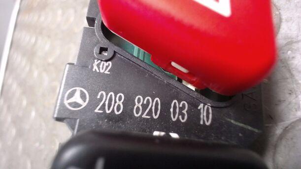 Foto: WARNBLINKSCHALTER / ZV / KOPFSTÜTZEN SCHALTER eines Mercedes-Benz E 200 LX