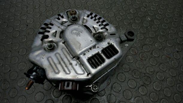 Foto: LICHTMASCHINE ( 90A ) eines Toyota Avensis 1.8 VVT-i Combi LX