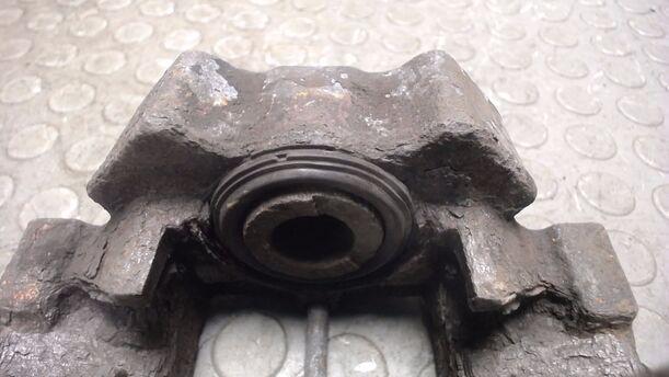 Foto: BREMSSATTEL HINTEN LINKS eines Mercedes-Benz E 200 LX
