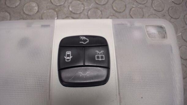Foto: INNENBELEUCHTUNG eines Mercedes-Benz E 200 LX