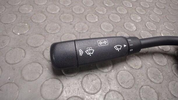 Foto: BLINKSCHALTER / KOMBISCHALTER / SCHEIBENWISCHERSCHALTER eines Mercedes-Benz E 200 LX