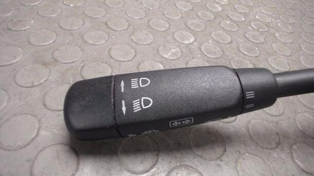 Foto: BLINKSCHALTER / KOMBISCHALTER / SCHEIBENWISCHERSCHALTER eines Mercedes-Benz E 200 LX