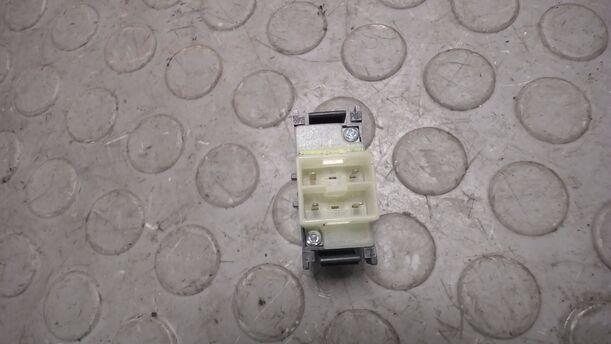 Foto: SCHALTER ABSCHLEPPSCHUTZ ALARM eines Mercedes-Benz E 200 LX