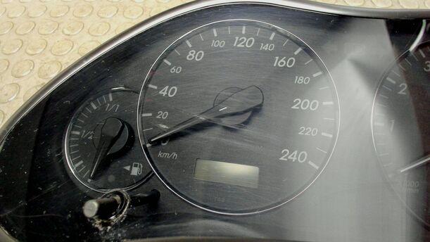 Foto: TACHOEINHEIT / KOMBIINSTRUMENT eines Toyota Avensis 1.8 VVT-i Combi LX