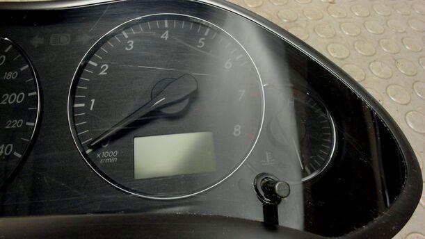 Foto: TACHOEINHEIT / KOMBIINSTRUMENT eines Toyota Avensis 1.8 VVT-i Combi LX