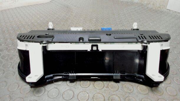 Foto: TACHOEINHEIT / KOMBIINSTRUMENT eines Toyota Avensis 1.8 VVT-i Combi LX