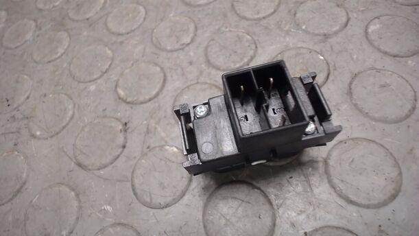 Foto: SCHALTER SCHEINWERFERREINIGUNGSANLAGE eines Mercedes-Benz E 200 LX