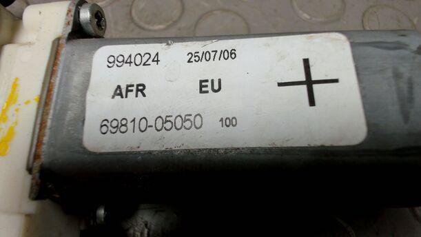 Foto: FENSTERHEBER VORNE RECHTS eines Toyota Avensis 1.8 VVT-i Combi LX