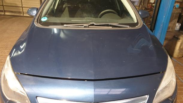 Foto: MOTORHAUBE eines Opel Astra 2.0 CDTI DPF ecoFLEX SportsTourer Start/Stop