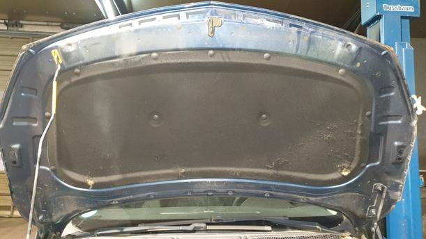 Foto: MOTORHAUBE eines Opel Astra 2.0 CDTI DPF ecoFLEX SportsTourer Start/Stop