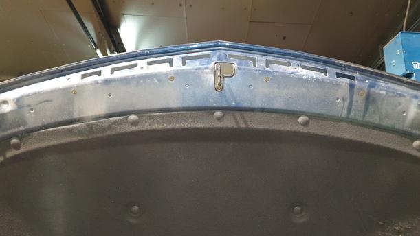 Foto: MOTORHAUBE eines Opel Astra 2.0 CDTI DPF ecoFLEX SportsTourer Start/Stop