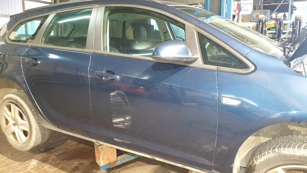 Foto: TÜR VORNE RECHTS ( 4/5 TÜRER ) eines Opel Astra 2.0 CDTI DPF ecoFLEX SportsTourer Start/Stop
