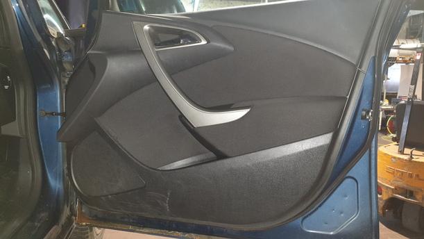 Foto: TÜR VORNE RECHTS ( 4/5 TÜRER ) eines Opel Astra 2.0 CDTI DPF ecoFLEX SportsTourer Start/Stop