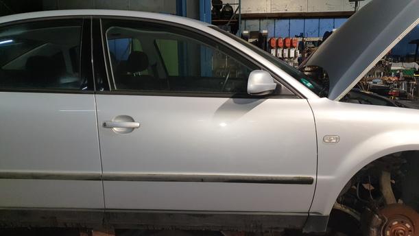 Foto: TÜR VORN RECHTS eines VW Passat 1.6 LX