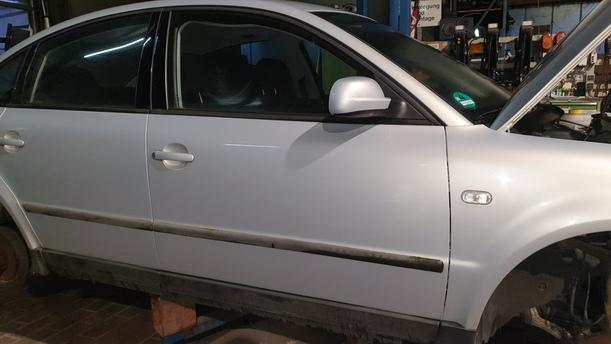Foto: TÜR VORN RECHTS eines VW Passat 1.6 LX