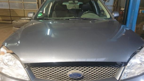 Foto: MOTORHAUBE eines Ford Mondeo 2.0 Turnier LX