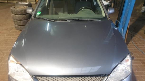 Foto: MOTORHAUBE eines Ford Mondeo 2.0 Turnier LX