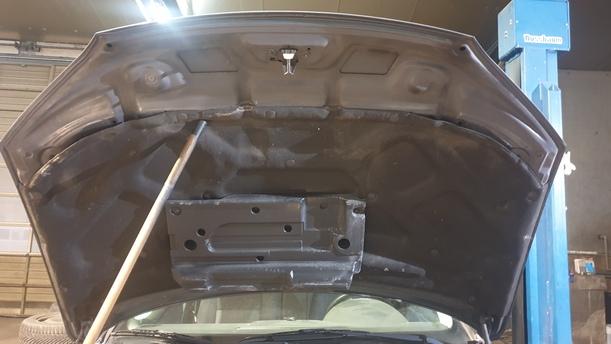 Foto: MOTORHAUBE eines Ford Mondeo 2.0 Turnier LX