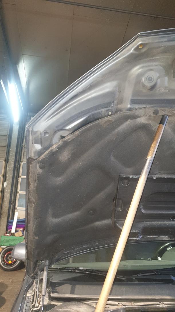 Foto: MOTORHAUBE eines Ford Mondeo 2.0 Turnier LX