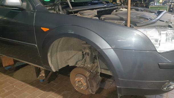 Foto: KOTFLÜGEL RECHTS eines Ford Mondeo 2.0 Turnier LX