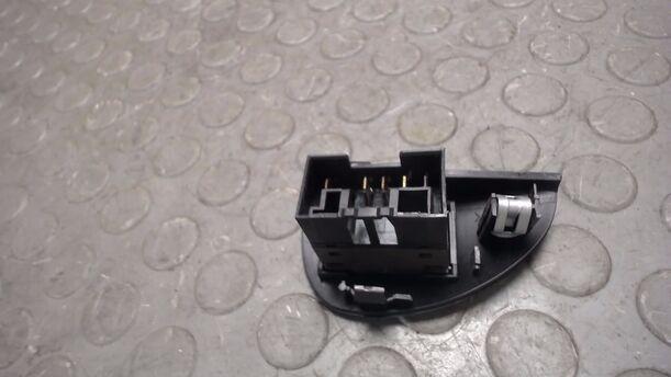 Foto: FENSTERHEBERSCHALTER VORNE LINKS ( 2/3 TÜRER ) eines Fiat Seicento 1.1 LX