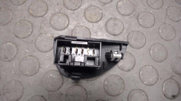 Foto: FENSTERHEBERSCHALTER VORNE LINKS ( 2/3 TÜRER ) eines Fiat Seicento 1.1 LX