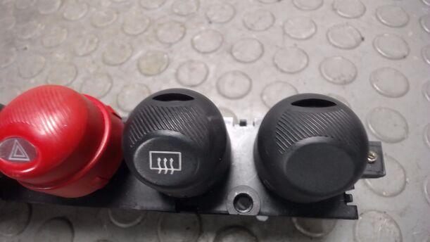 Foto: SCHALTEREINHEIT MITTELKONSOLE eines Fiat Seicento 1.1 LX