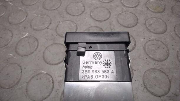 Foto: SCHALTER SITZHEIZUNG LINKS eines VW Passat 1.6 LX