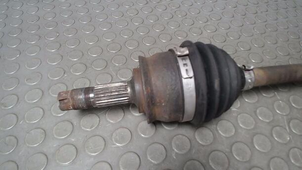 Foto: ANTRIEBSWELLE LINKS ( SCHALTGETRIEBE ) eines Ford Ka 1.2 LX