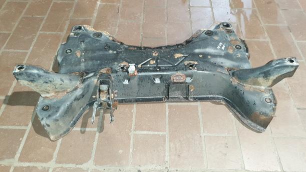 Foto: ACHSE VORN / VORDERACHSTRÄGER eines Peugeot 307 SW 135 LX