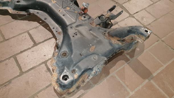 Foto: ACHSE VORN / VORDERACHSTRÄGER eines Peugeot 307 SW 135 LX