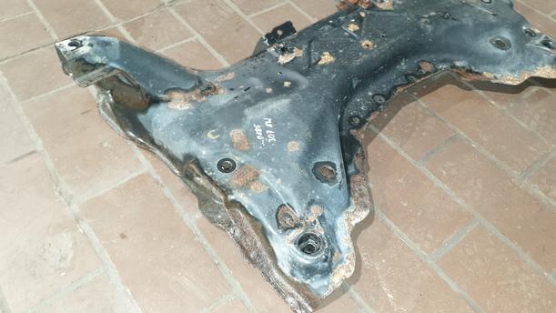 Foto: ACHSE VORN / VORDERACHSTRÄGER eines Peugeot 307 SW 135 LX