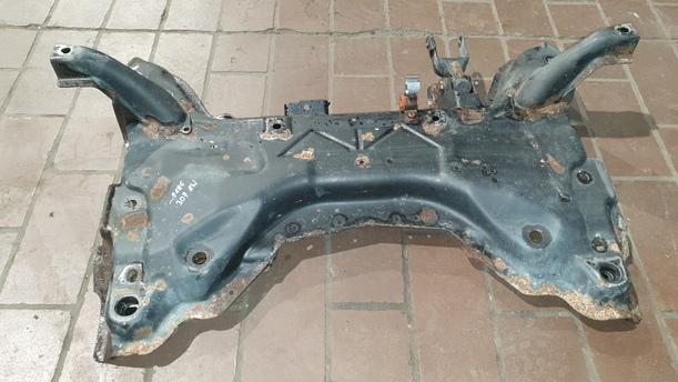 Foto: ACHSE VORN / VORDERACHSTRÄGER eines Peugeot 307 SW 135 LX