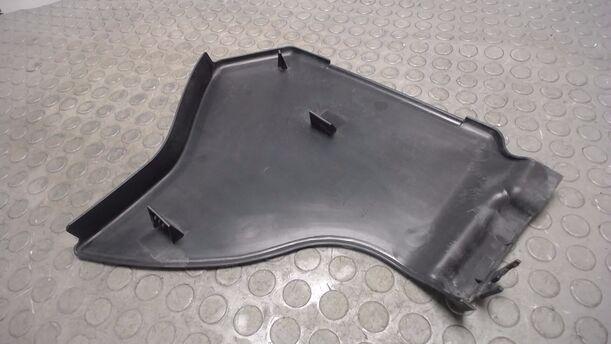 Foto: ABDECKUNG LUFTFILTERKASTEN eines VW Passat 1.6 LX