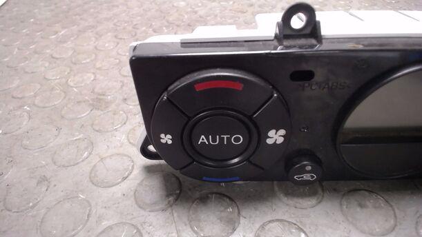 Foto: HEIZUNGSBETÄTIGUNG ( KLIMA - AUTOMATIK ) eines Ford Mondeo 2.0 Turnier LX