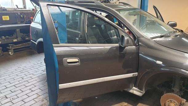 Foto: TÜR VORN RECHTS (4/5-TÜRER) eines Opel Astra 2.0 Caravan LX