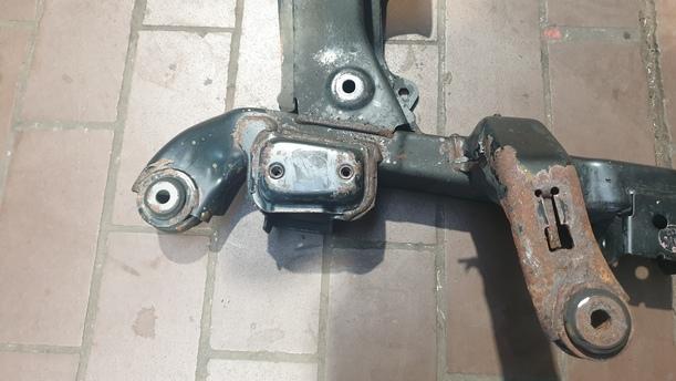 Foto: VORDERACHSE / ACHSTRÄGER VORN eines Opel Astra 2.0 Caravan LX