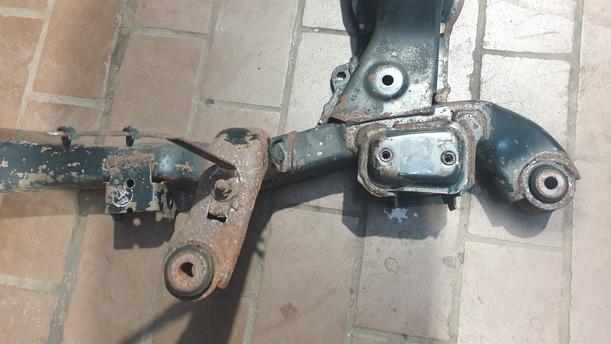Foto: VORDERACHSE / ACHSTRÄGER VORN eines Opel Astra 2.0 Caravan LX