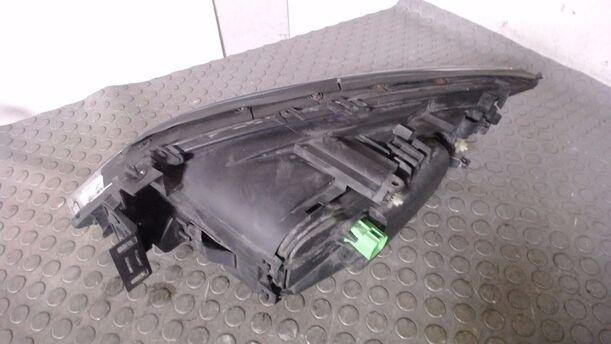 Foto: SCHEINWERFER RECHTS eines Ford Mondeo 2.0 Turnier LX