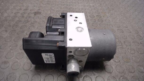 Foto: HAUPTBREMSAGGREGAT ABS eines Ford Mondeo 2.0 Turnier LX